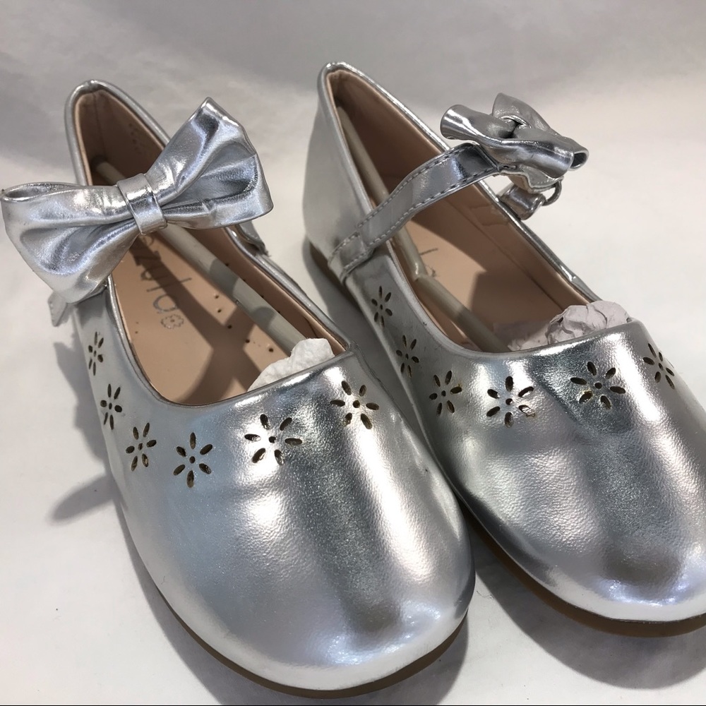 Bow silver shoes